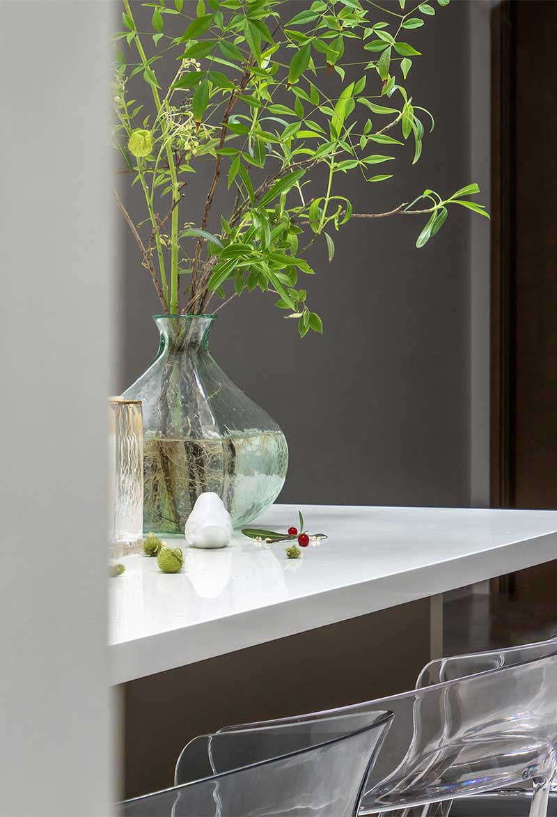 深圳羅湖區(qū)極簡(jiǎn)風(fēng)80平方復(fù)式小戶型裝修設(shè)計(jì)玻璃盆栽