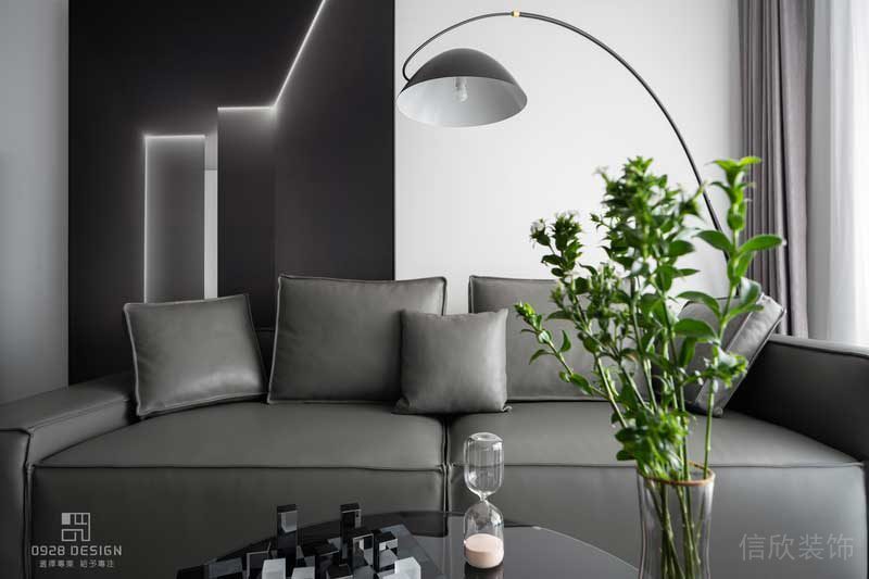 客廳一角，精美的臺燈，看電影的時候不想燈光太亮就打開小臺燈吧。