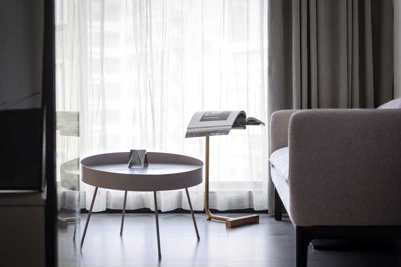 偶爾會有客人來留宿,因此,在多功能室里設置隱藏床,再拉開折疊門,就是簡單并保有隱私的居住空間。半開放的多功能室是對空間“關系”的思考,互通性與私密性共生。 偶爾會有客人來留宿,因此,在多功能室里設置隱藏床,再拉開折疊門,就是簡單并保有隱私的居住空間。半開放的多功能室是對空間“關系”的思考,互通性與私密性共生。