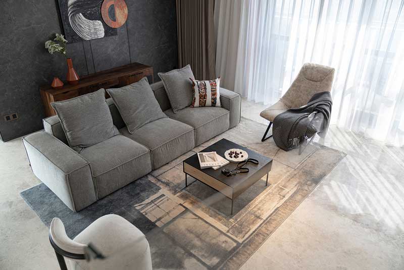 暖灰色布藝沙發和深色木制儲物茶幾、暖白色休閑椅相當搭配,款式新穎又休閑舒適,充滿美好且文藝的氣息。 暖灰色布藝沙發和深色木制儲物茶幾、暖白色休閑椅相當搭配,款式新穎又休閑舒適,充滿美好且文藝的氣息。