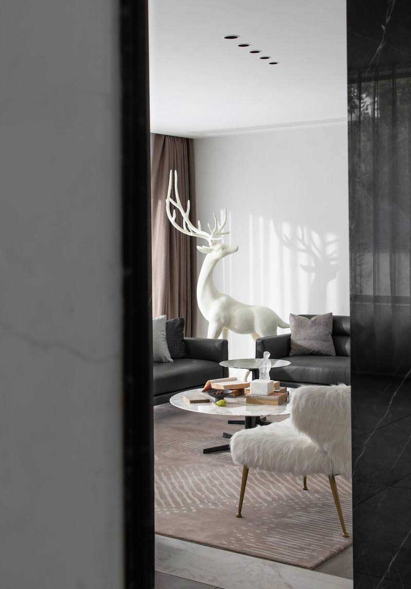 深圳羅湖區(qū)極簡(jiǎn)風(fēng)80平方復(fù)式小戶型裝修設(shè)計(jì)白鹿雕塑