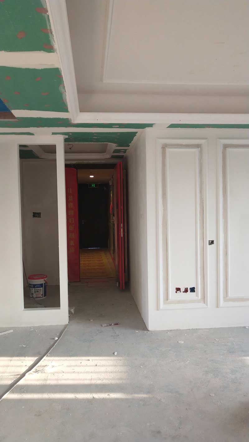 施工現(xiàn)場照片：為了保證隔斷與西廚墻面的銜接，選擇用木工做出框架的形式來做，雖然工藝略復雜，但最終效果會更加精致。