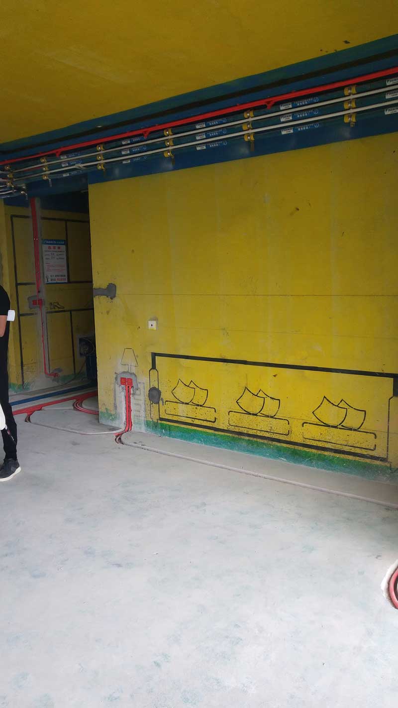 施工現(xiàn)場照片：水電完工照片，墻面進行施工圖1：1放樣，避免插座等設備的位置不對的問題。這個施工形式還是非常棒的，目前公司所有設計項目都會要求施工方進行現(xiàn)場放樣以后進行施工，保證業(yè)主在現(xiàn)場就能看明白設備和造型已經(jīng)家具的尺度。