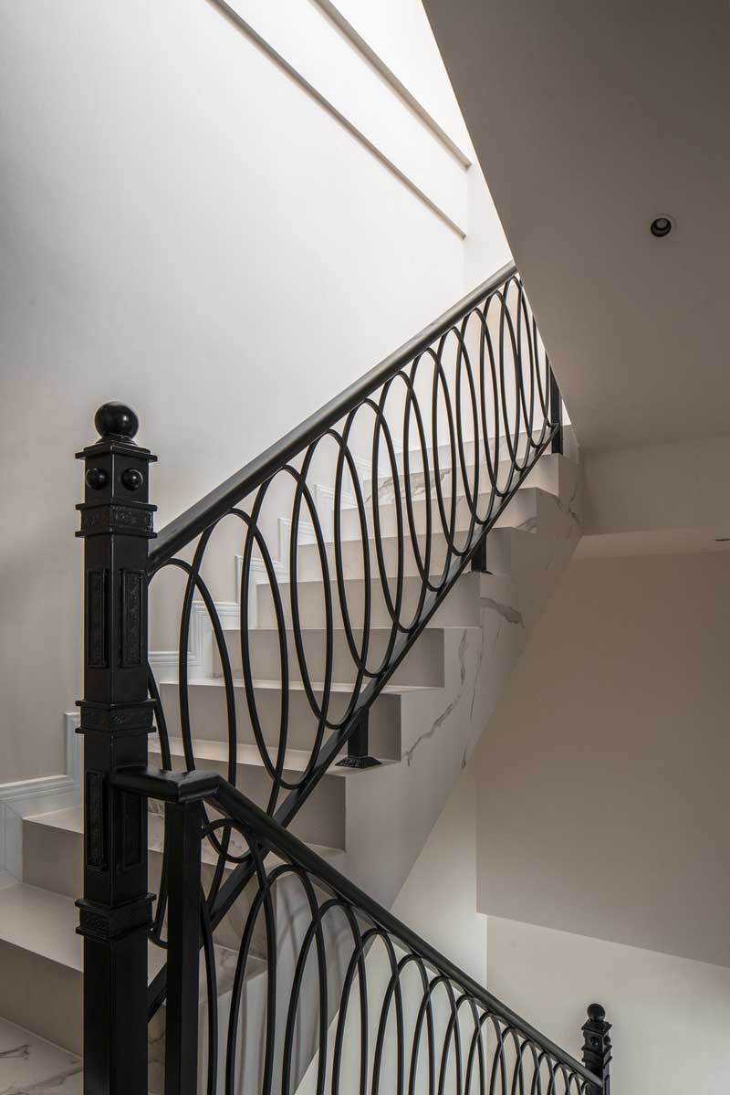 挑高的客廳空間不僅滿足會客需求與私人享受的同時盡顯屋主的溫柔與優雅 挑高的客廳空間不僅滿足會客需求與私人享受的同時盡顯屋主的溫柔與優雅