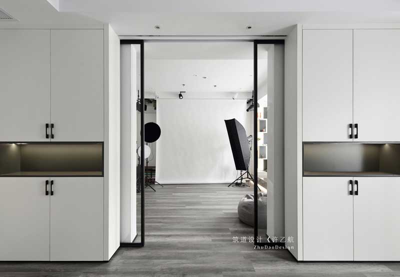 臥室看向攝影區(qū)視角。整體空間互通,使用雙開(kāi)門(mén)的推拉門(mén)。 臥室看向攝影區(qū)視角。整體空間互通,使用雙開(kāi)門(mén)的推拉門(mén)。