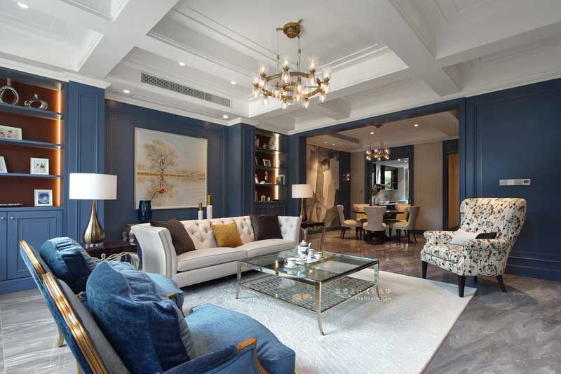 軟裝上搭配金屬細腳茶幾、簡單精致的電視柜,再以獨居風情的墻面裝飾畫為點綴,營造輕奢、優雅的居室氛圍。 軟裝上搭配金屬細腳茶幾、簡單精致的電視柜,再以獨居風情的墻面裝飾畫為點綴,營造輕奢、優雅的居室氛圍。