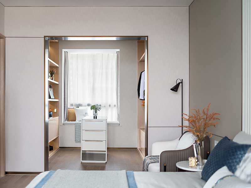 時(shí)尚精致的主臥衣帽間和島臺柜設(shè)計(jì),是彰顯品質(zhì)生活的重要元素,在充分滿足衣物箱包的收納需求的同時(shí),各類配飾小物件也能整齊歸檔。把挑選好的衣服、配飾放在島臺柜上搭配,可極大程度地節(jié)省穿搭動線的繁復(fù)。 時(shí)尚精致的主臥衣帽間和島臺柜設(shè)計(jì),是彰顯品質(zhì)生活的重要元素,在充分滿足衣物箱包的收納需求的同時(shí),各類配飾小物件也能整齊歸檔。把挑選好的衣服、配飾放在島臺柜上搭配,可極大程度地節(jié)省穿搭動線的繁復(fù)。