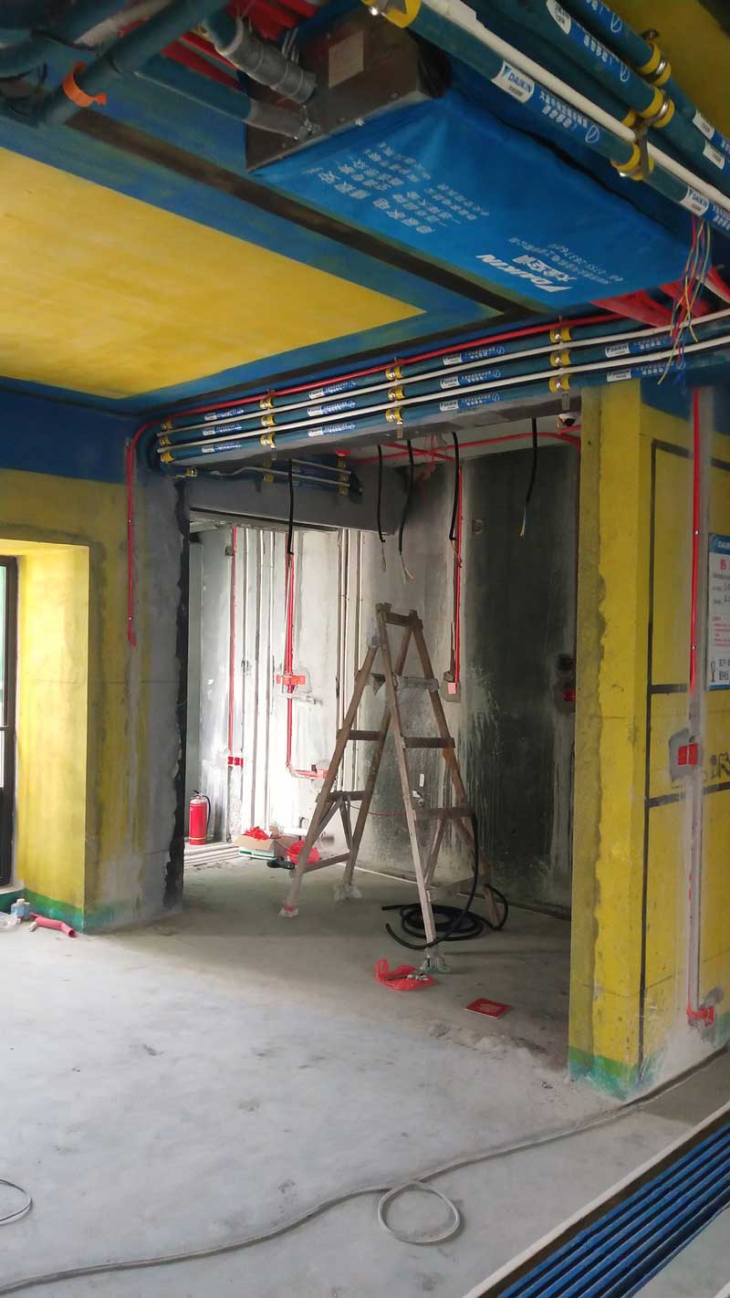 施工現(xiàn)場照片：水電過程中拍攝，墻弱電分色。廚房設備很多，水電位由櫥柜定制提供