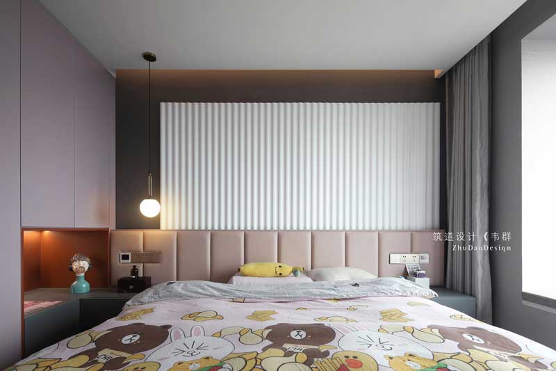 設(shè)計(jì)師在兒童房設(shè)計(jì)中用了大量的中性色和暖色調(diào)，目的就是讓整個(gè)空間不僅在視覺上，更能在觸覺上讓居住者感受到家的溫馨，同時(shí)大面積留白、背景墻以及裝飾畫的選擇也照顧到了這一點(diǎn)。