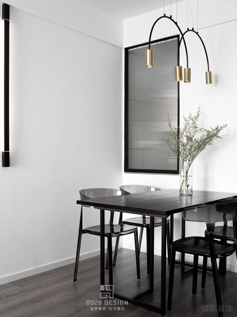 餐桌由黑色實木和黑色鐵藝結合，餐椅為黑色亞克力一體成型，黑色沉穩，白色雅致。搭配起來給人一種干練的感覺。