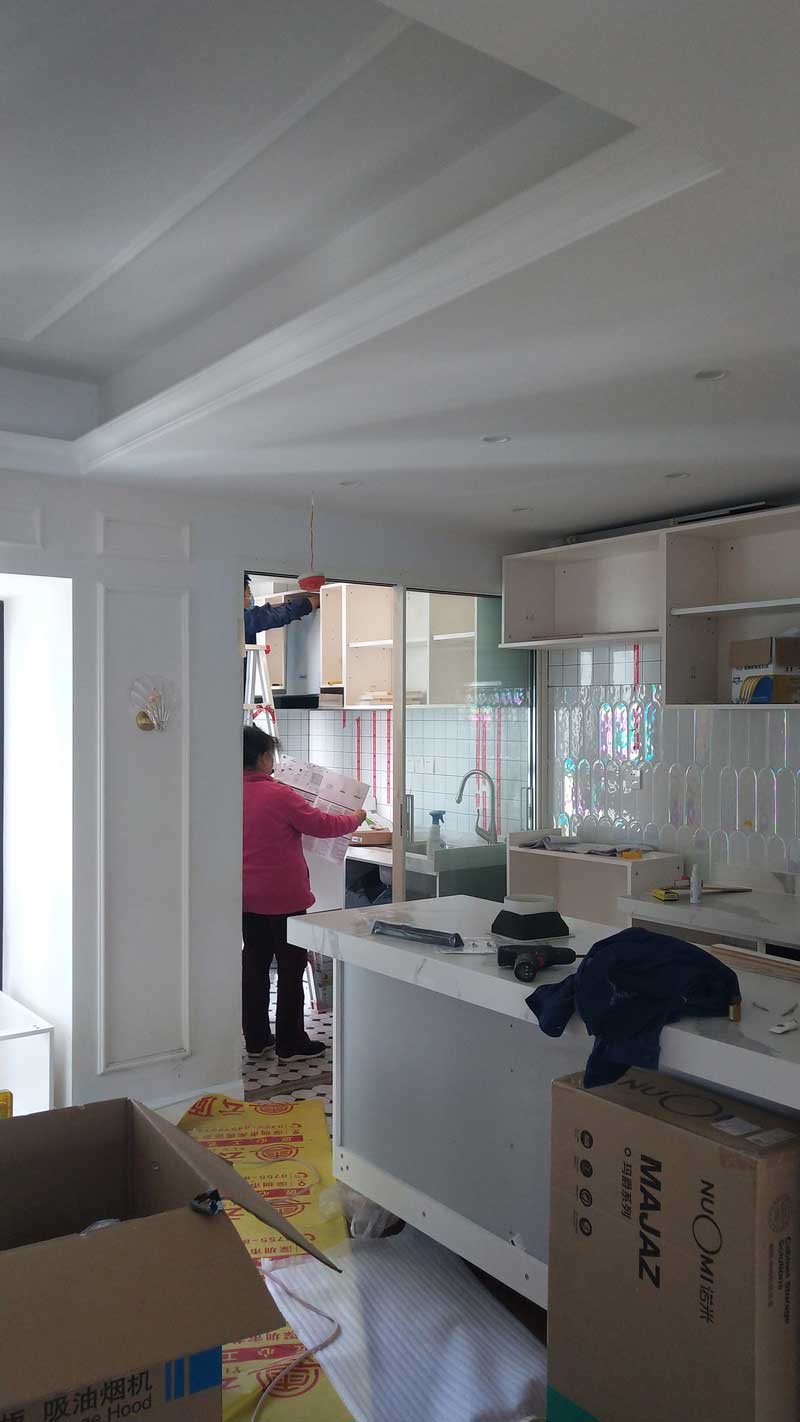 施工過程：櫥柜正在安裝中，超級真實的混亂現(xiàn)場，貼好磚以后為了安裝櫥柜方便，需在瓷磚表面用膠帶進行標識，以免打爆水管和電線。