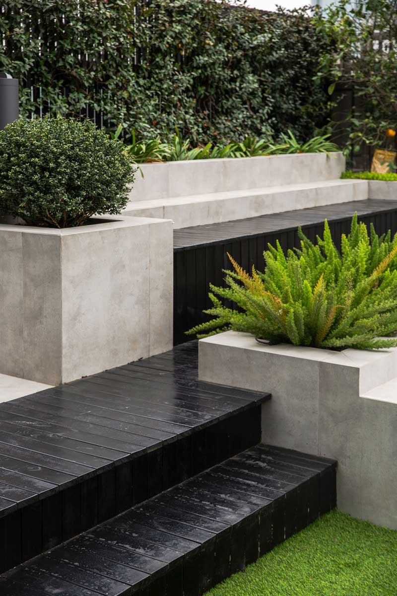 戶外花園滿足了對植被的幻想,也滿足了家庭共享烤肉的美妙親自時光 戶外花園滿足了對植被的幻想,也滿足了家庭共享烤肉的美妙親自時光