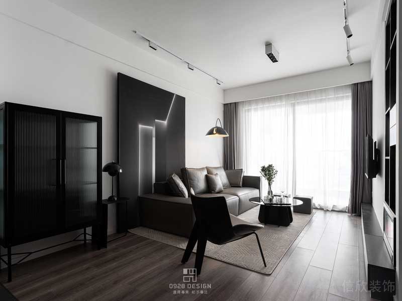 黑色玻璃茶幾讓空間看起來更加精致，主沙發一頭大一頭小，在家的時候躺在沙發上休息也是特別愜意的事情