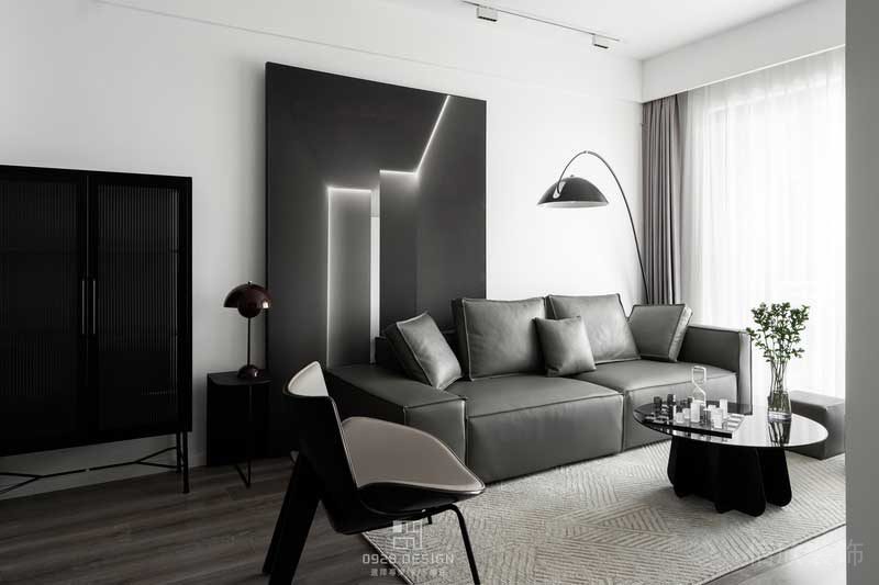 儲物柜為成品鐵藝加長虹玻璃柜，玻璃總是能給人帶來一種精致的感覺。考慮到未來家里有小孩會喜歡光腳到處跑，所以全屋鋪了木地板。