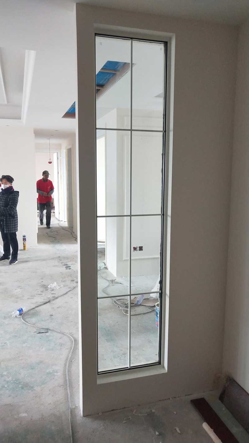 施工現(xiàn)場：做好框架，定制的屏風到了，安裝完畢，和整體毫無違和感。