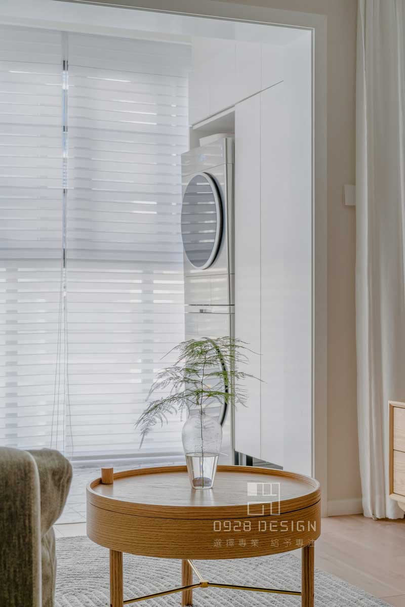 洗衣機(jī)柜是由洗衣機(jī)柜和儲(chǔ)物柜工具柜組成，根據(jù)業(yè)主的需求將工具柜的底部鏤空作為掃地機(jī)器人的位置，陽臺(tái)還是貓咪的天下，放著它的三層小樓，據(jù)說隔壁鄰居家有個(gè)帥氣的貓哥哥，偶爾還會(huì)來個(gè)眼神交流。