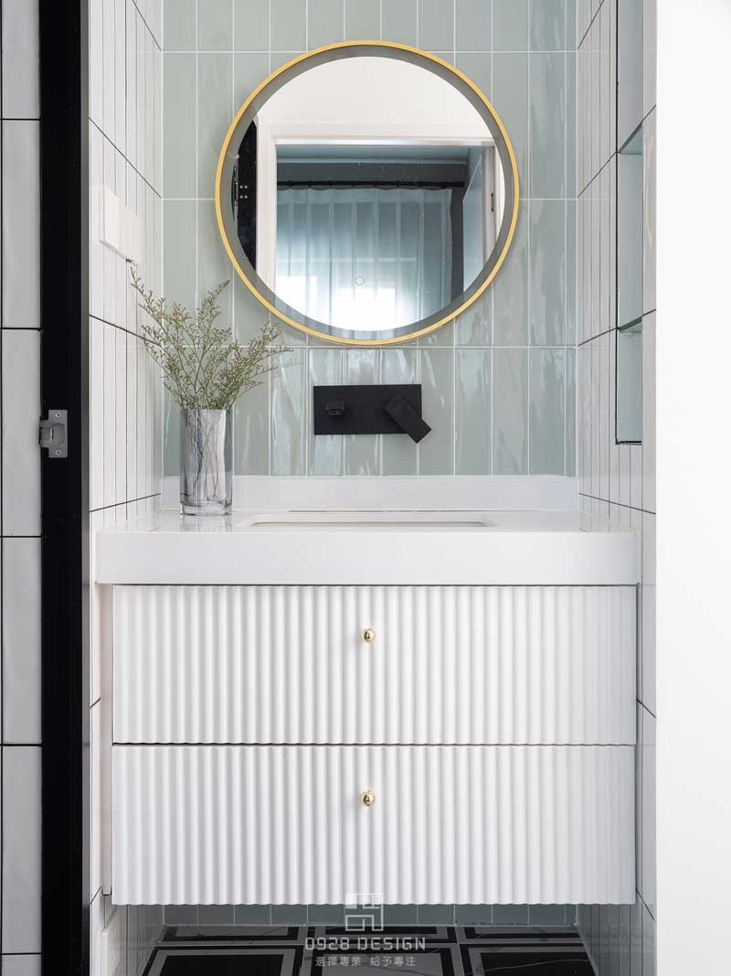 浴室柜也選擇了和長虹玻璃一樣豎紋的設計，側面利用墻體做了壁龕，漱口杯子什么的常用物品就有地方放了。鏡柜離地安裝，預留了未來有可能要增加夜燈和掃地機器人的備用插座。