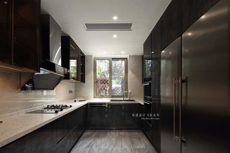 廚房是家居環境中操作密度最高的空間,廚具、炊具安排科學合理,洗—切—炒操作流程通暢,大大提高了工作效率,創造了一個清明朗潔的烹飪空間。 廚房是家居環境中操作密度最高的空間,廚具、炊具安排科學合理,洗—切—炒操作流程通暢,大大提高了工作效率,創造了一個清明朗潔的烹飪空間。