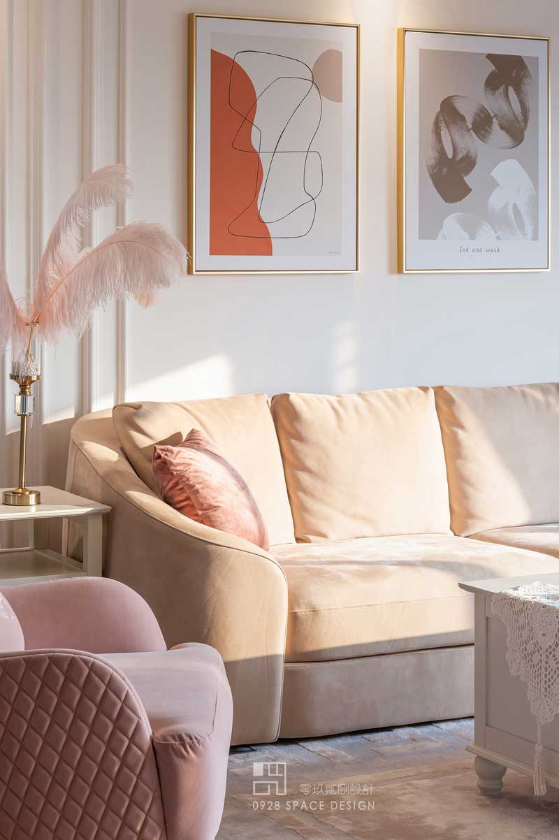  本帖最后由 0928設計 于 2021-4-30 14:37 編輯 房屋信息 戶型 四室 使用面積 180平米 房屋位置 廣東 深圳 裝修花費 100萬元 說在前面 正好在工地進行勘測的時候接到業(yè)主Y小姐的電話，因手上事情倉促便簡單的進行了溝通，當時設計師還在為沒能好好的給業(yè)主進行解說而耿耿于懷，Y小姐非常禮貌爽朗的說：沒關系，我可以等你！就是這么一句話，讓這段友誼開始了。 在后續(xù)的溝通中，戶型是四房的戶型，父母同住還有兩個男孩，戶型比較方正但是想要利用率更高。4個房間也要進行重新規(guī)劃，原來的廚房略小。希望增加盡可能多的儲物空間，但不想到處都是柜子顯得擁擠，還是想要空間看起來通透寬敞。 喜歡溫馨的美式風格，適合一家人的居家生活。不喜歡常見的黃色和咖啡色的配色形式，想要美式的溫馨感。在設計師的建議下最終選擇由Y小姐喜歡的粉色與杏色作為主要的配色，搭配干凈的白色，整體呈現(xiàn)出溫馨又不失前衛(wèi)感。 空間展示 - 戶型圖 - 原始戶型結(jié)構(gòu)方正，南北通透，是比較理想的戶型選擇。結(jié)合業(yè)主的需求需要改變的區(qū)域：1.入戶門正對主臥，業(yè)主要求需要規(guī)避。2.廚房面積比較小不適合業(yè)主家庭的使用。同時生活陽臺位置尷尬，儲物間需要保留。3.靠近餐廳的房間需規(guī)劃為多功能房間。 4.主臥要增加衣帽間以及主衛(wèi)要浴缸，同時需要單獨的淋浴間。 最終定稿平面布置圖，1.在玄關處增加鞋柜的功能，同時做隔斷，圍合式玄關，化解進門正對主臥門的問題。2.保留儲物間，將原生活陽臺擴大作為中廚功能，將原廚房改造為帶中島臺的西廚，將廚房功能進行劃分。3.靠近餐廳的房間在設計師的建議下做成目前的游戲房，活動室和臨時客房使用，將動靜區(qū)劃分。4.主臥在保證主衛(wèi)的舒適尺度下擴大衣帽間的區(qū)域，衣帽間共做三排大衣柜，大大增加收納空間。同時各個房間的儲物空間也逐步增加，但在公共區(qū)域部分做了適當?shù)膬ξ锖筮€是以舒適休閑家庭聚會為主沒有處處都堆滿儲物柜造成擁擠的視覺感。 - 玄關 - 玄關增加鞋柜和隔斷形成圍合的玄關空間，化解入戶正對主臥門的問題。鞋柜的材質(zhì)選擇上，選擇的是烤漆材質(zhì)，質(zhì)感柔和造型簡潔，沒有運用大量的實木線條裝飾的柜門，去掉復雜的線條，也減少衛(wèi)生問題。鞋柜留有感應燈，方便換鞋和進門使用。考慮到家里有老人小孩還增加了換鞋凳，為了保留更多的儲物空間沒有占用鞋柜區(qū)域，而是購買成品的換鞋凳，可以隨意移動也是很適合。 左側(cè)的墻面用石膏線做了簡單的造型，從整體考慮沒有增加墻面置物的功能，例如大火的洞洞板等業(yè)主通通不喜歡，覺得太雜亂。在鞋柜內(nèi)部的設計上增加放置多功能化即可。墻面只掛一面鏡子，復古的造型也是很精致。 施工現(xiàn)場照片：為了保證隔斷與西廚墻面的銜接，選擇用木工做出框架的形式來做，雖然工藝略復雜，但最終效果會更加精致。 施工現(xiàn)場：做好框架，定制的屏風到了，安裝完畢，和整體毫無違和感。 - 客廳 - 效果圖 施工現(xiàn)場照片：水電完工照片，墻面進行施工圖1：1放樣，避免插座等設備的位置不對的問題。這個施工形式還是非常棒的，目前公司所有設計項目都會要求施工方進行現(xiàn)場放樣以后進行施工，保證業(yè)主在現(xiàn)場就能看明白設備和造型已經(jīng)家具的尺度。 施工現(xiàn)場照片：石膏線施工完畢。石膏線的施工需要細心的打磨與上色，才能保證線條清晰并且不會有瑕疵。 客廳墻面用淺杏色作為背景色，墻面造型利用雙層石膏線，外圍112.5px寬度，內(nèi)部75px寬度，石膏線與墻面顏色同色，降低存在感但又增加墻面細節(jié)。沙發(fā)品牌來自芬迪，杏色的磨砂皮質(zhì)感溫和。粉色的單人沙發(fā)作為點綴色，羽毛裝飾與粉色沙發(fā)顏色接近，飽和度低的粉色保留少女感更增加優(yōu)雅感。 從客廳看向餐廳，游戲房房間門做推拉門處理，平時開啟可以增加家庭的互動感，外公外婆在看電視時也可以看到小兄弟兩在游戲房的情況，同時也可以增加空間的通透性。 墻面的掛畫與整體色調(diào)搭配，相得益彰。 小角幾與電視柜邊柜以及茶幾都來自于網(wǎng)購，實木乳白色的封閉漆，干凈舒服的色調(diào)。地面原本選擇橡木的實木地板，但后期經(jīng)過市場考察和業(yè)主結(jié)合自己的情況最終選擇了柚木的實木地板，整體比白橡木更深一些，雖然比之前的設想深但還好沒有太影響最后的效果。 電視柜 美式 拍攝至下午正好趕上了一縷陽光灑進室內(nèi)，趕緊抓拍幾張 客廳 美式 沙發(fā) 