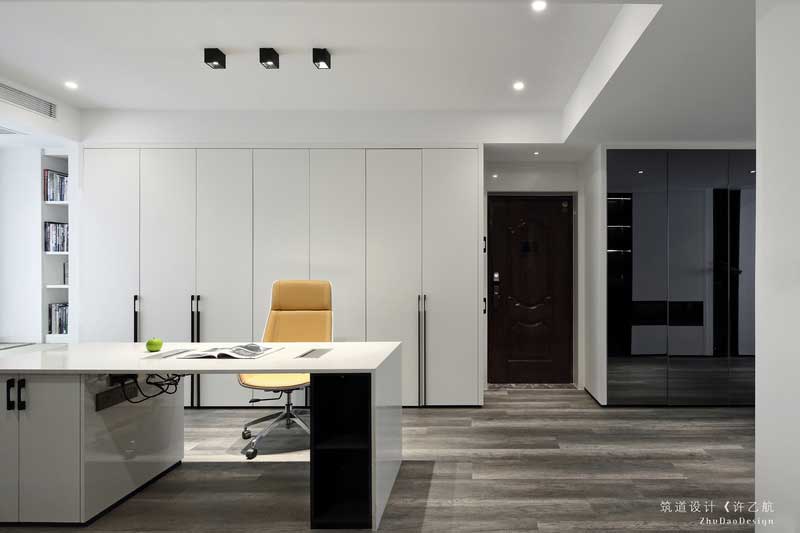 業(yè)主拍攝的入戶(hù)的右邊靠墻做了一整面柜子,增大了收納空間,平時(shí)模特衣服都放在里面。 業(yè)主拍攝的入戶(hù)的右邊靠墻做了一整面柜子,增大了收納空間,平時(shí)模特衣服都放在里面。