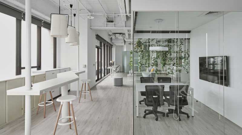 深圳寶安區(qū)淺色系簡約風(fēng)格辦公室裝修多功能會(huì)議室