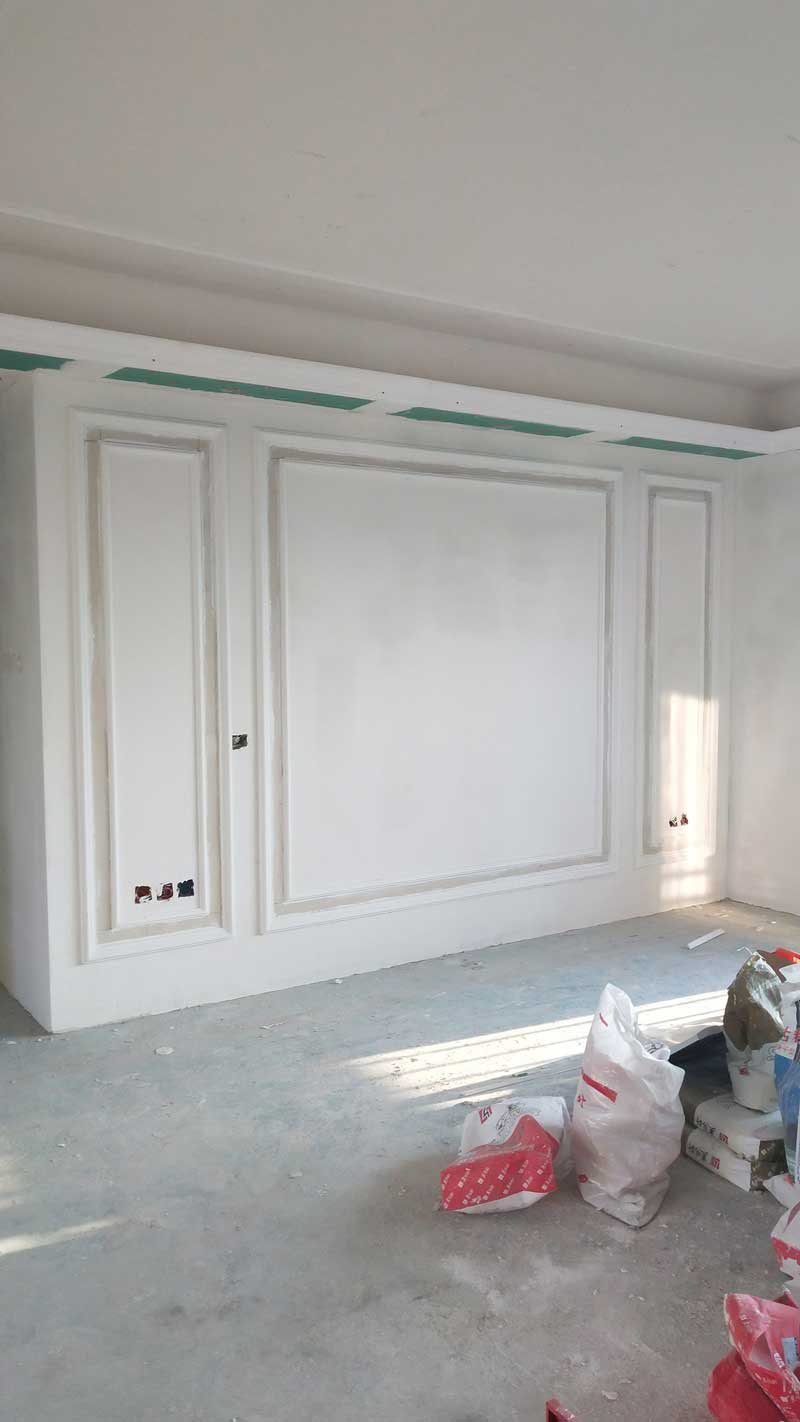 施工現(xiàn)場照片：石膏線施工完畢。石膏線的施工需要細心的打磨與上色，才能保證線條清晰并且不會有瑕疵。 