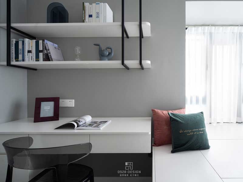 榻榻米做了兩層抽屜，這樣放一些小東西拿去會更方便。里面大格子用來放密碼箱和備用的折疊床墊，家里來客人拿出來就可以直接休息了，平時沒客人的時候就作為書房，和茶室。