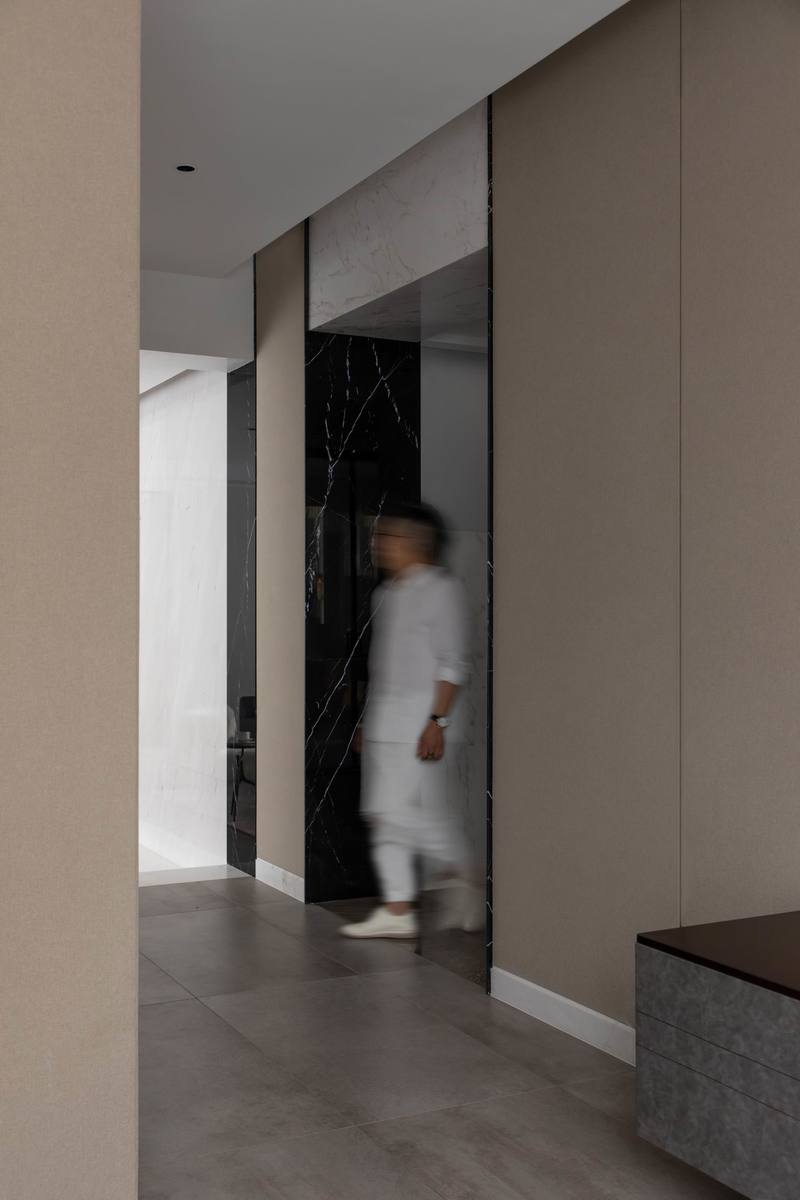 深圳羅湖區(qū)極簡(jiǎn)風(fēng)80平方復(fù)式小戶型裝修設(shè)計(jì)玄關(guān)過(guò)道