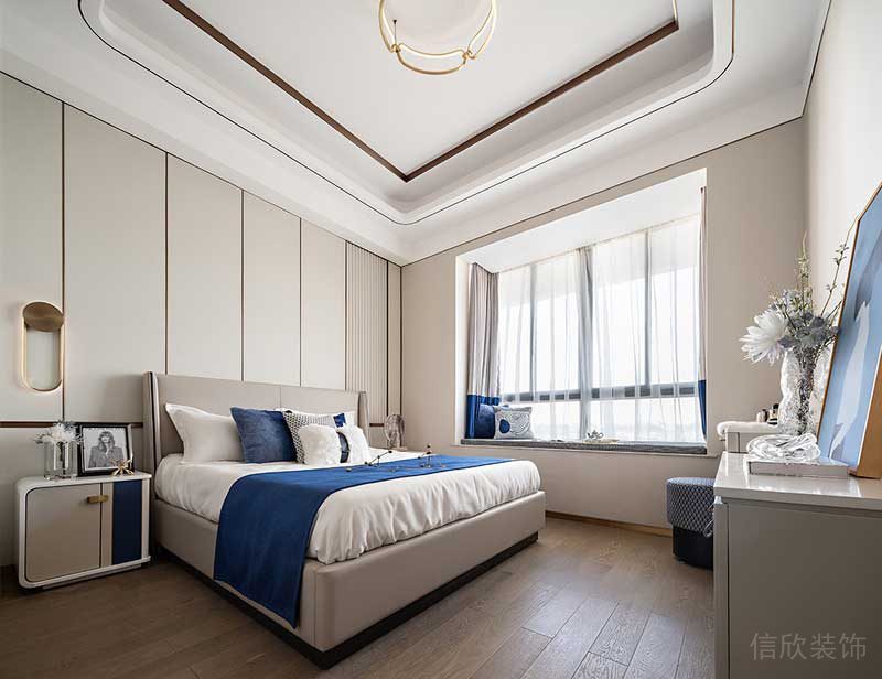 △三層 主臥 三層是純粹的三室起居空間，每一室皆有飄窗覽景。主臥以溫潤的白色搭配純粹的藍色，輕奢質(zhì)感的床品及家居配飾，無不彰顯出時尚優(yōu)雅的空間氣質(zhì)。克制有序的幾何線條勾勒出干凈、舒適的環(huán)境氛圍。當柔和的光線透過白色的幔簾灑入室內(nèi)，空間經(jīng)過光影的渲染顯得更為純凈和高級。