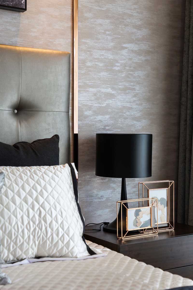 深圳龍華觀瀾現(xiàn)代輕奢家庭別墅裝飾設(shè)計主臥床頭背景 深圳龍華觀瀾現(xiàn)代輕奢家庭別墅裝飾設(shè)計主臥床頭背景