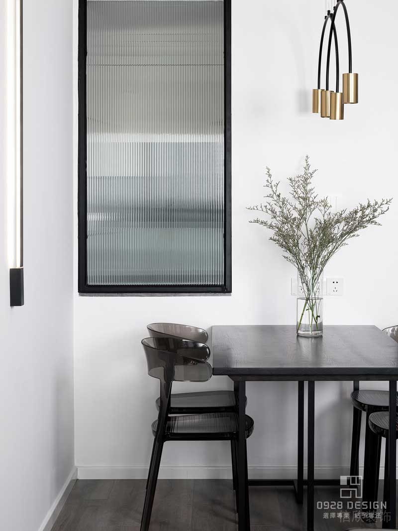 餐廳與廚房墻面用了長虹玻璃，增加裝飾感的同時采光效果也可以得到一定的提升。