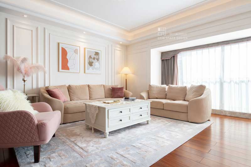 墻面的掛畫與整體色調(diào)搭配，相得益彰。