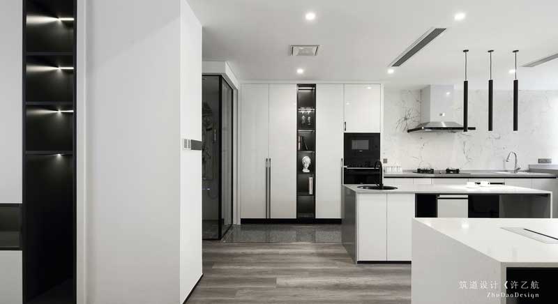 主材地面大面積使用木地板,主要考慮空間的整體性,墻面大面積為白色乳膠漆,讓空間干凈整潔。 主材地面大面積使用木地板,主要考慮空間的整體性,墻面大面積為白色乳膠漆,讓空間干凈整潔。