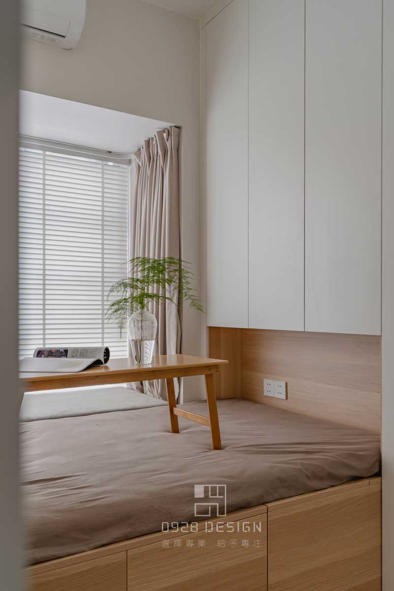 厚度60公分的衣柜挑空方便放床，視覺更輕便一些。