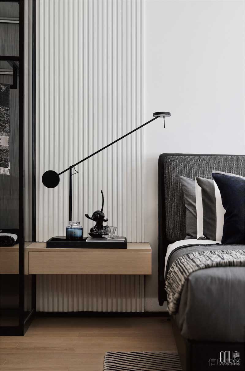 還原空間的本質,減少不必要的物件,純白的基調中卻潛藏著無限生機,光與水的主題掛畫是臥室起居的生活映射,弱對比色調賦予歸巢從容而安的感受。 還原空間的本質,減少不必要的物件,純白的基調中卻潛藏著無限生機,光與水的主題掛畫是臥室起居的生活映射,弱對比色調賦予歸巢從容而安的感受。