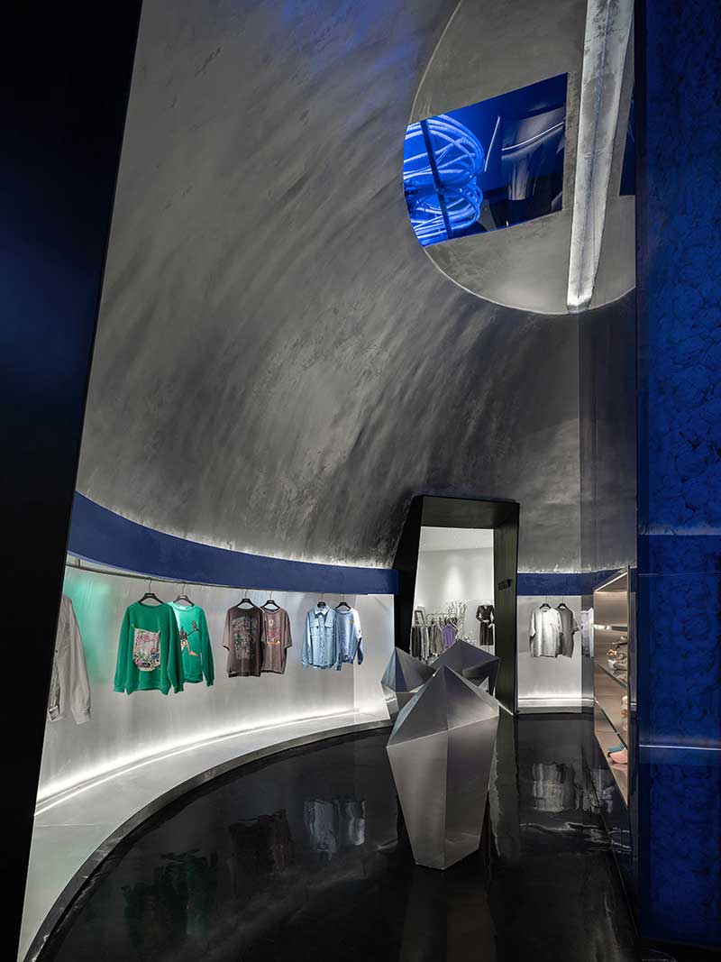 深圳鹽田服裝店弧形服裝展示設計前臺 深圳鹽田服裝店弧形服裝展示設計前臺