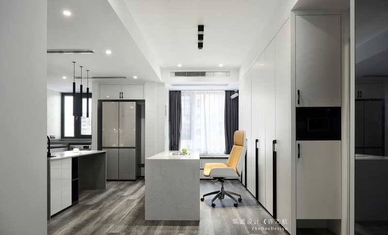 整體色彩上以黑白灰為主調(diào),局部運(yùn)用跳色,使整體色調(diào)明亮,體現(xiàn)“素顏”之美。 整體色彩上以黑白灰為主調(diào),局部運(yùn)用跳色,使整體色調(diào)明亮,體現(xiàn)“素顏”之美。