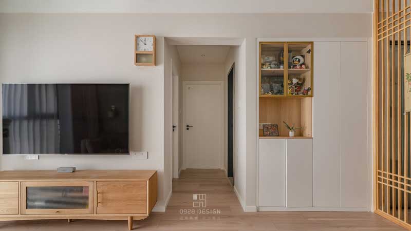 儲物柜由厚薄柜結合，薄一點的柜子作為展示柜，展示各種手辦玩具