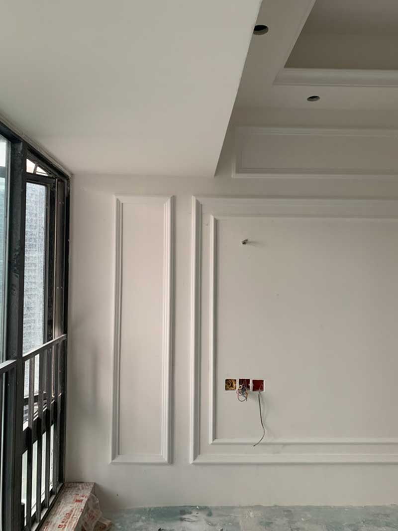 施工過程：石膏線安裝完成，拍攝時已經(jīng)墻面已經(jīng)打磨完成