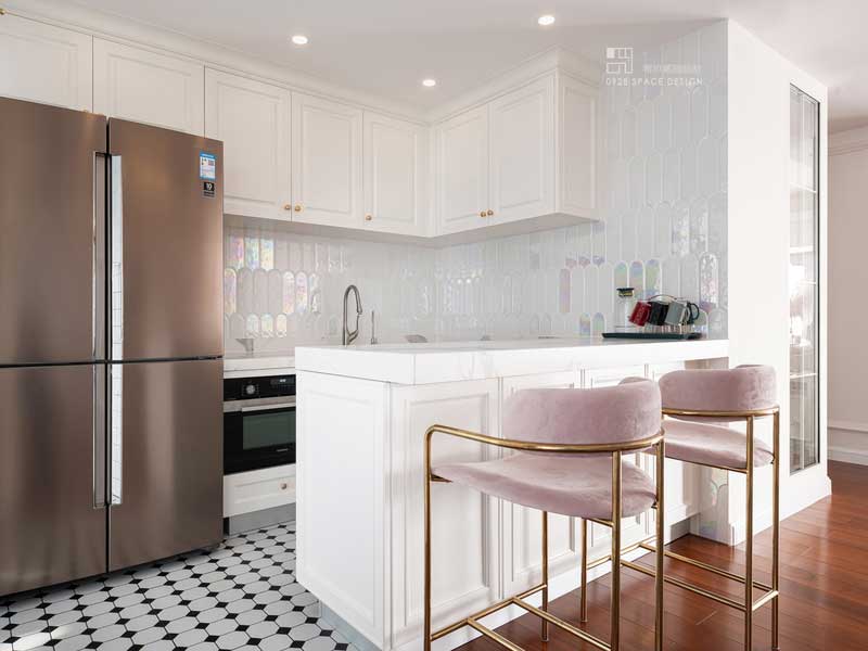 西廚地面材質(zhì)選擇上與中廚一致，黑白拼花的小格子。墻面的材質(zhì)選擇上選擇更加有藝術性的羽毛磚，白色與鐳射面拼色，摩登感滿滿。