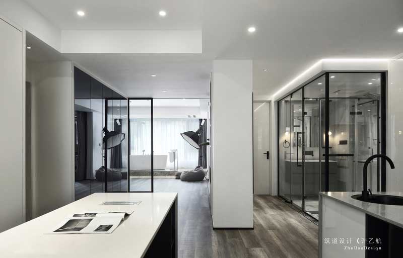 在空間分割上利用鐵藝與玻璃,使空間開(kāi)敞明亮。 在空間分割上利用鐵藝與玻璃,使空間開(kāi)敞明亮。