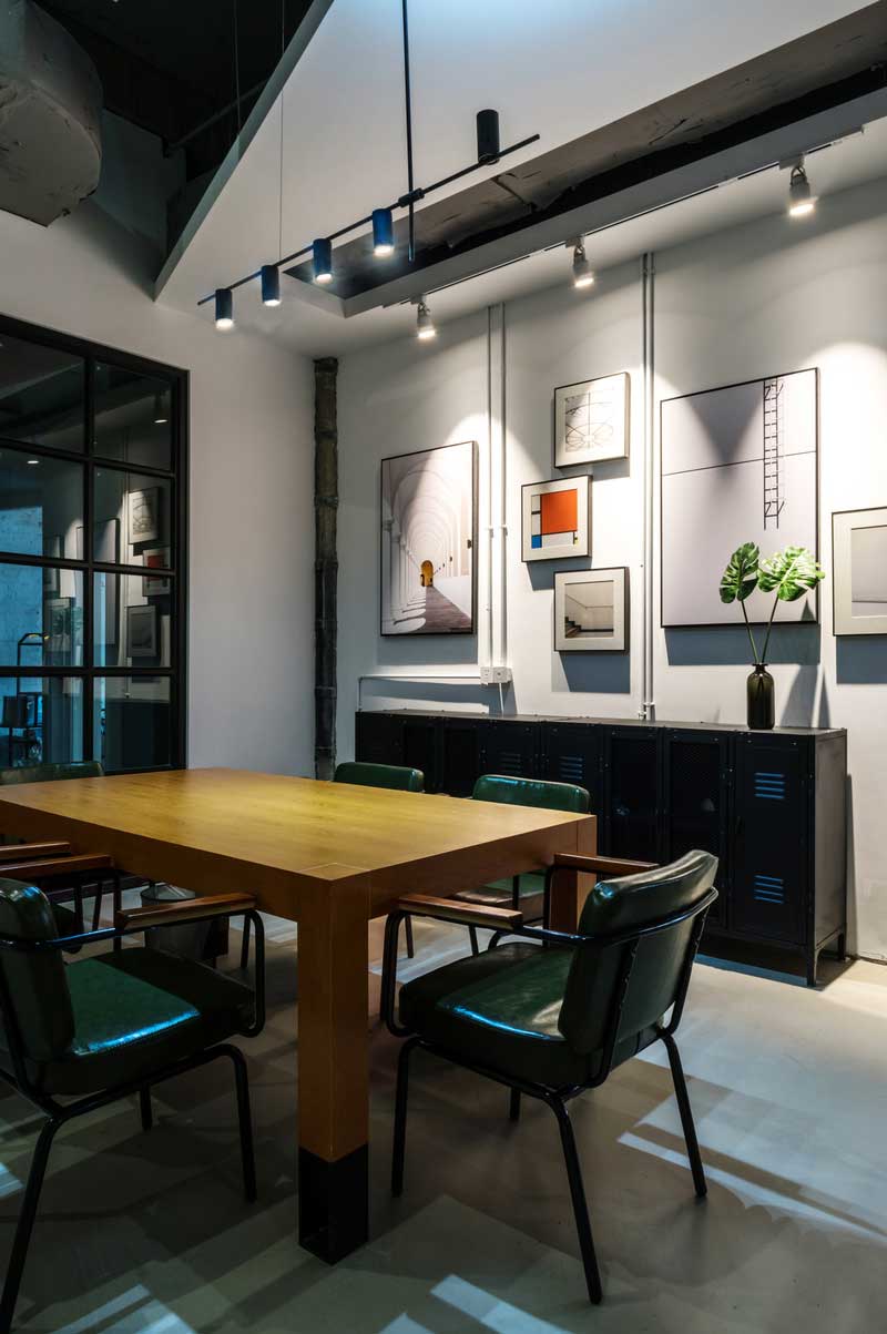 餐廳黃色實木餐桌綠色皮質(zhì)餐椅