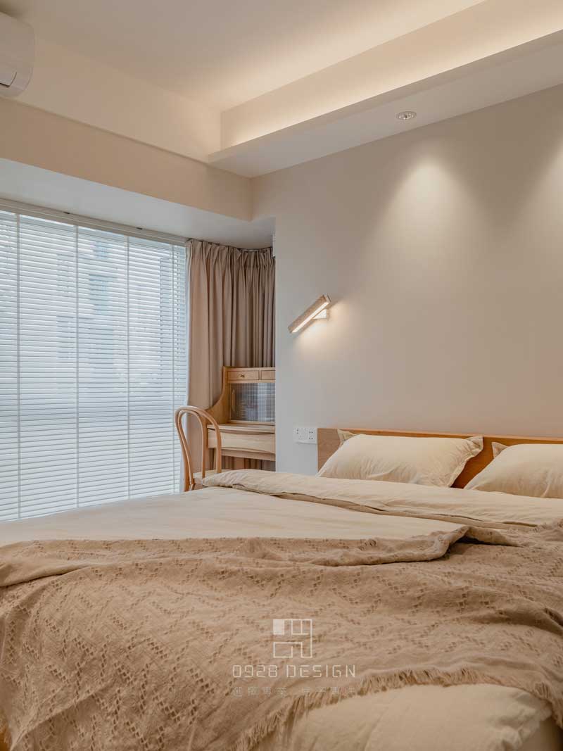 臥室設(shè)計(jì)遮光簾的形式，陽(yáng)光透過(guò)百葉簾形成的光影非常搭配整體的慵懶文藝感