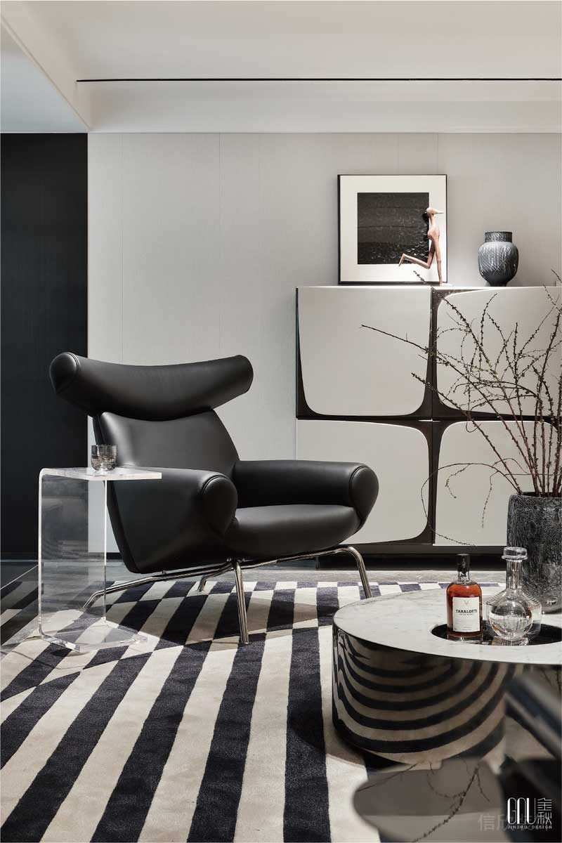 挖掘生活的趣味是,讓一寸空間都發揮最大的價值,因此人的情感、活動在這里有了時間與空間的交疊,方寸之間,天地闊然。 挖掘生活的趣味是,讓一寸空間都發揮最大的價值,因此人的情感、活動在這里有了時間與空間的交疊,方寸之間,天地闊然。