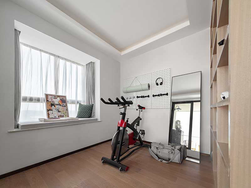 △六層 健身房2020年一場突如其來的疫情,打亂了很多人的生活,也讓人們重新審視環(huán)境與健康的價(jià)值,對“健康人居”亦有了新的思考。在這樣的背景下,六層屋頂?shù)慕∩矸亢痛舐杜_變得格外具有吸引力。健身房滿足居家健身的需求。大露臺擺上戶外餐臺餐椅、休閑座椅,種上爛漫的花花草草,便擁有了四季芬芳的私家小花園。無論是禮遇暖陽,休閑閱讀,觀花賞景,亦或在周末與家人朋友相聚于浪漫星空下,來一場天臺音樂燒烤趴……居于此致美江海之畔,足不出戶便可暢享休閑度假的無限樂趣。 △六層 健身房2020年一場突如其來的疫情,打亂了很多人的生活,也讓人們重新審視環(huán)境與健康的價(jià)值,對“健康人居”亦有了新的思考。在這樣的背景下,六層屋頂?shù)慕∩矸亢痛舐杜_變得格外具有吸引力。健身房滿足居家健身的需求。大露臺擺上戶外餐臺餐椅、休閑座椅,種上爛漫的花花草草,便擁有了四季芬芳的私家小花園。無論是禮遇暖陽,休閑閱讀,觀花賞景,亦或在周末與家人朋友相聚于浪漫星空下,來一場天臺音樂燒烤趴……居于此致美江海之畔,足不出戶便可暢享休閑度假的無限樂趣。