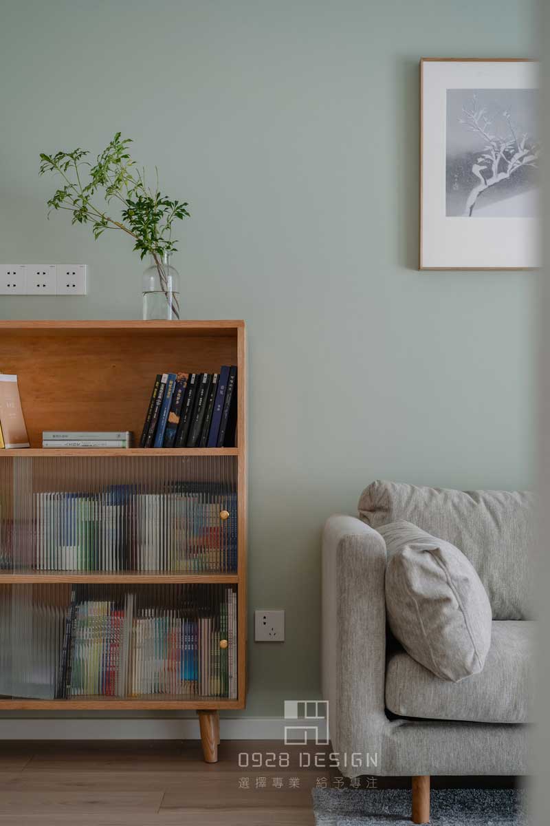 根據(jù)小姐姐的讀書習(xí)慣，將餐邊柜換成書柜，放置喜歡的或者正在看的書。因書比較多特意增加了兩層玻璃門，方便打掃。