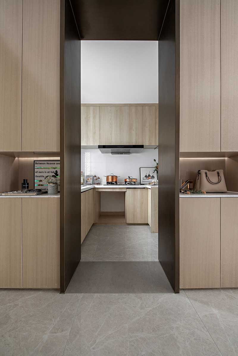 △四層 廚房從門外進(jìn)到玄關(guān)處,可以隨手將鑰匙和包包等物品放在左邊嵌入廚房隔墻的置物柜上,接著第一時(shí)間到右邊的衛(wèi)生間消毒洗手,在疫情期間,這種入戶清潔動線設(shè)計(jì)變得更讓人放心。 △四層 廚房從門外進(jìn)到玄關(guān)處,可以隨手將鑰匙和包包等物品放在左邊嵌入廚房隔墻的置物柜上,接著第一時(shí)間到右邊的衛(wèi)生間消毒洗手,在疫情期間,這種入戶清潔動線設(shè)計(jì)變得更讓人放心。