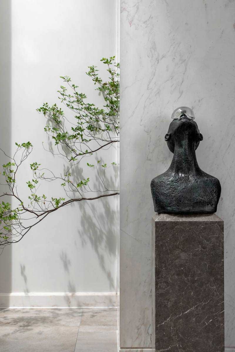 深圳羅湖區(qū)極簡(jiǎn)風(fēng)80平方復(fù)式小戶型裝修設(shè)計(jì)石材雕塑