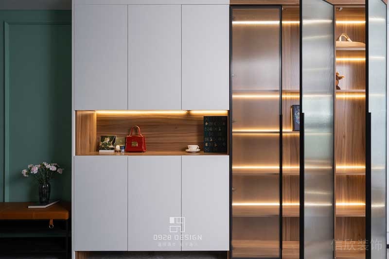 深圳鹽田現(xiàn)代美式精裝房裝修設(shè)計(jì)儲(chǔ)物裝飾展示柜
