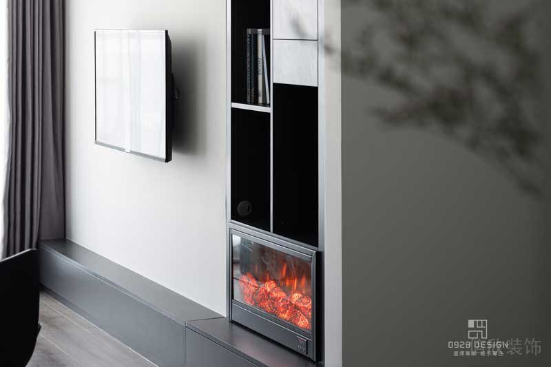 壁爐也是家中的亮點之一，電視機是舊的所以尺寸好像偏小了些，電視線和機頂盒線全部都做50管埋在墻體里面，這樣就看不到線啦。
